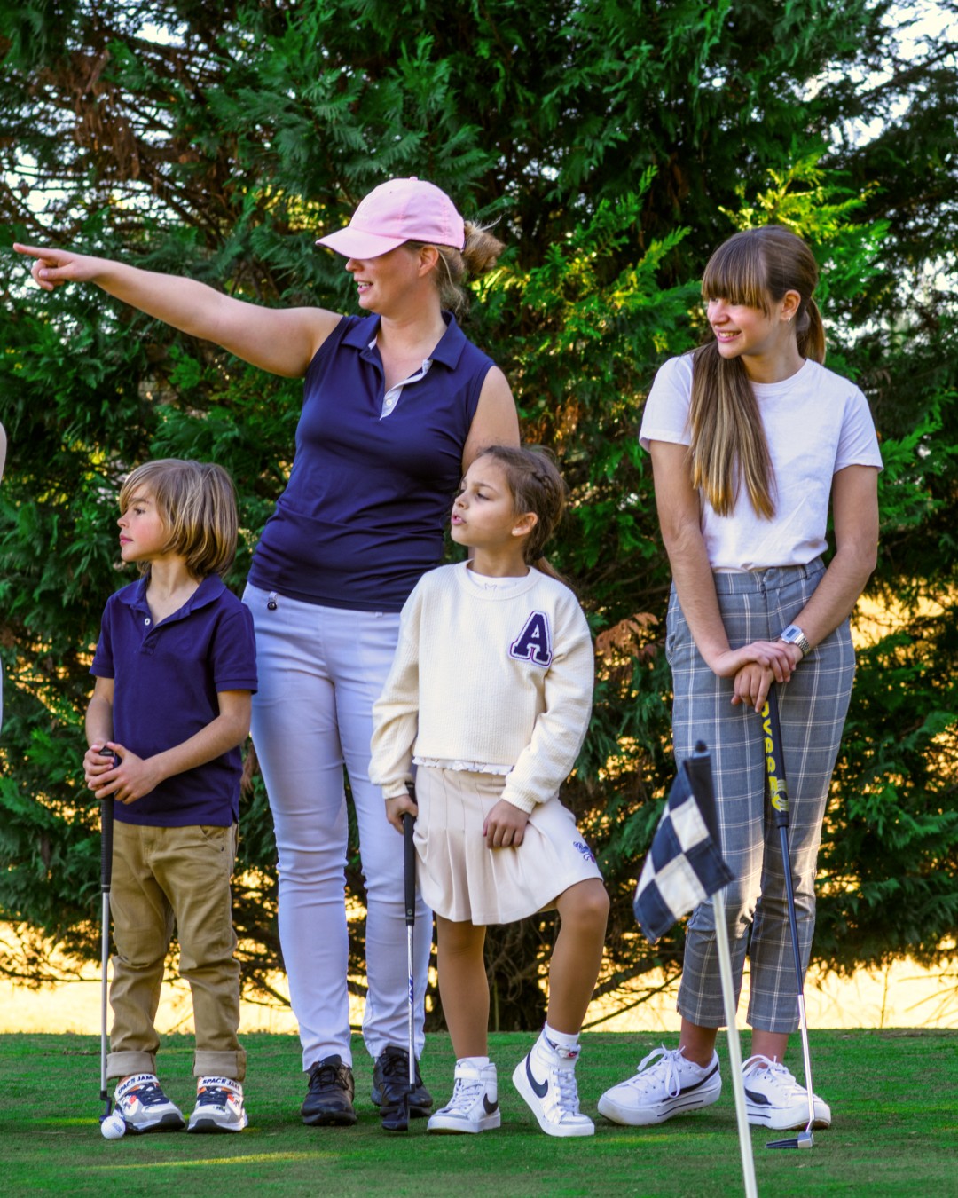 Ung familie som samles på golfbanen